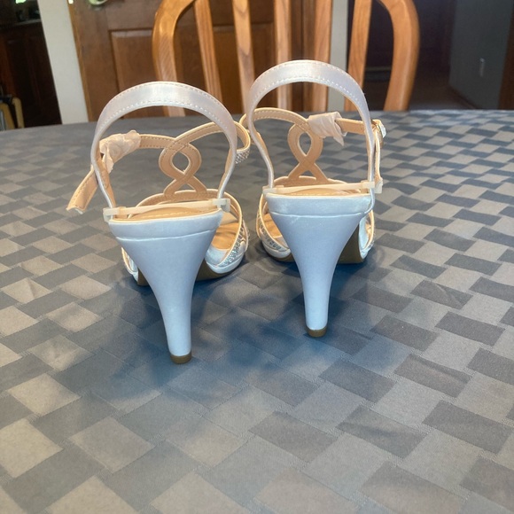 Dream Pairs 3” White Sparkle Heel - Size 8 - Picture 5 of 6